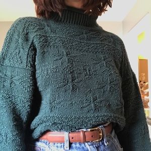 Big chunky green sweater semi-cropped.